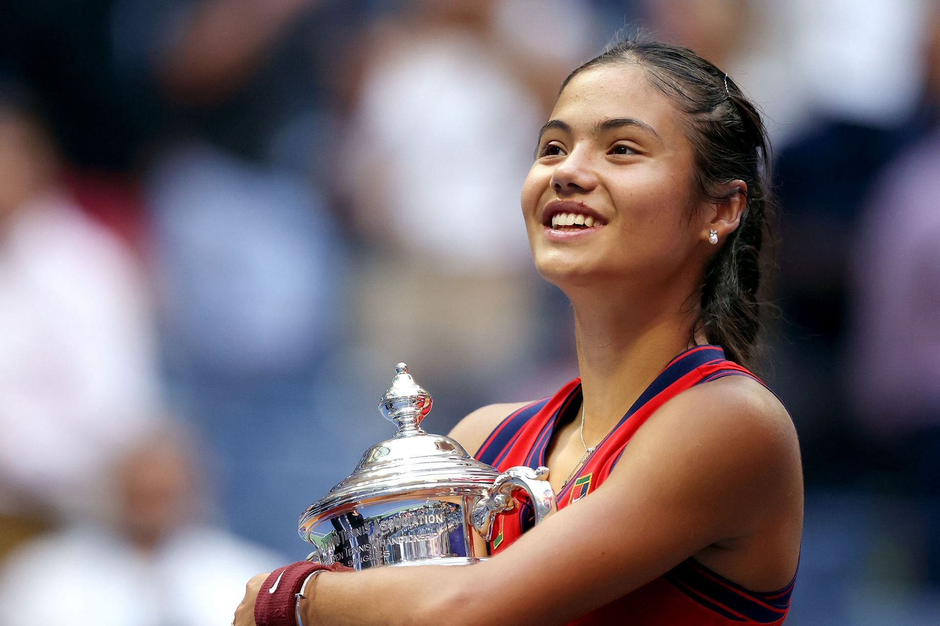 Emma Raducanu with the 2021 US Open trophy.