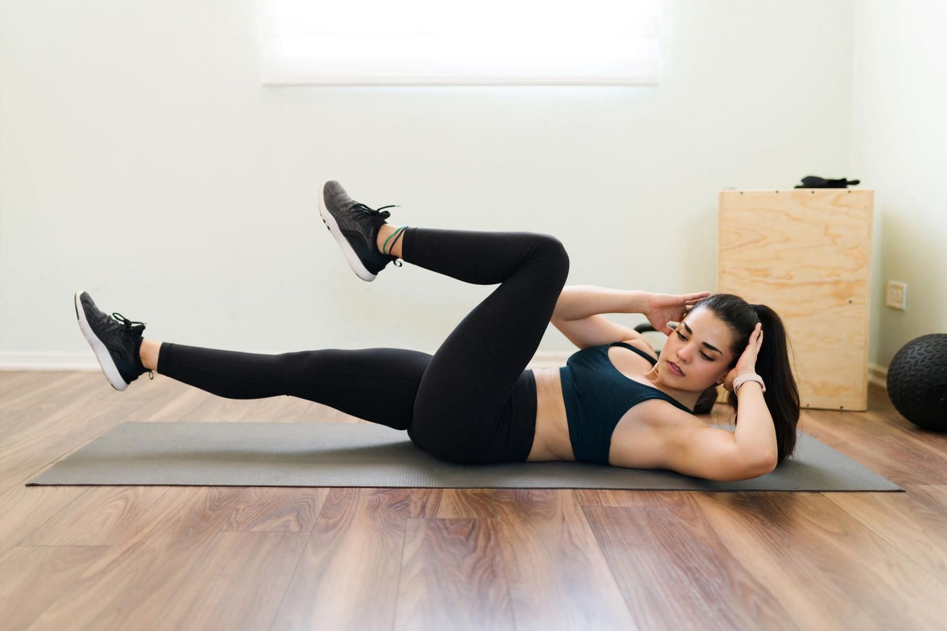 Crossover Crunches Tips Technique Correct Form Variations And Benefits