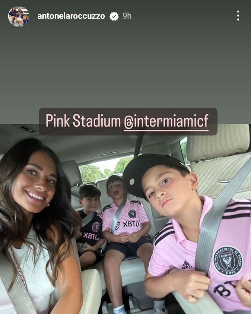 Antonella Roccuzzo with her kids before the match