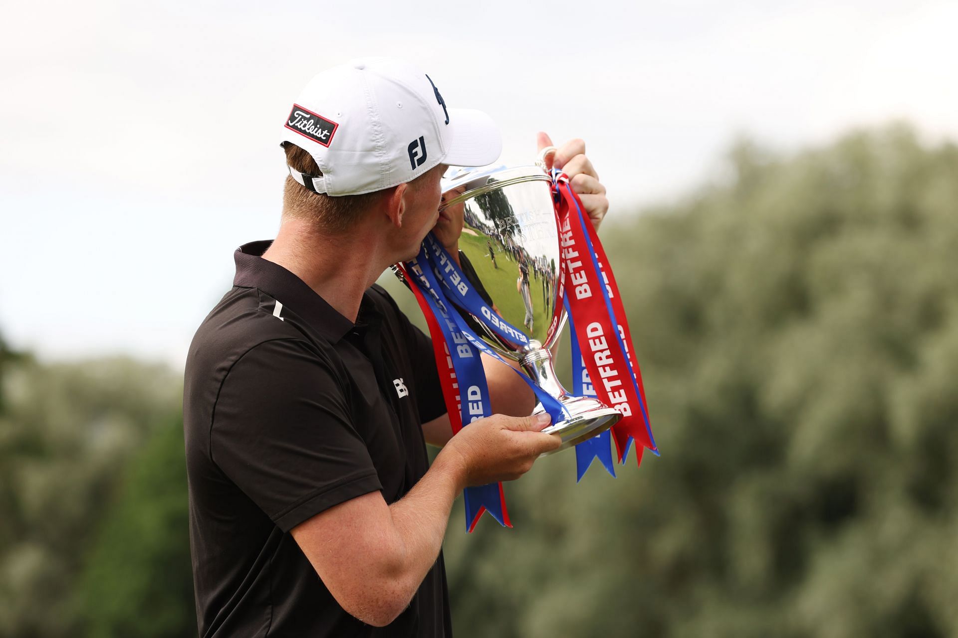 Daniel Hillier kissing the British Masters 2023 Trophy (via Getty Images)