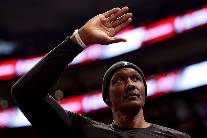 "Because mailman didn't deliver" - Karl Malone cheered by UFC crowd in Utah has NBA fans roasting him