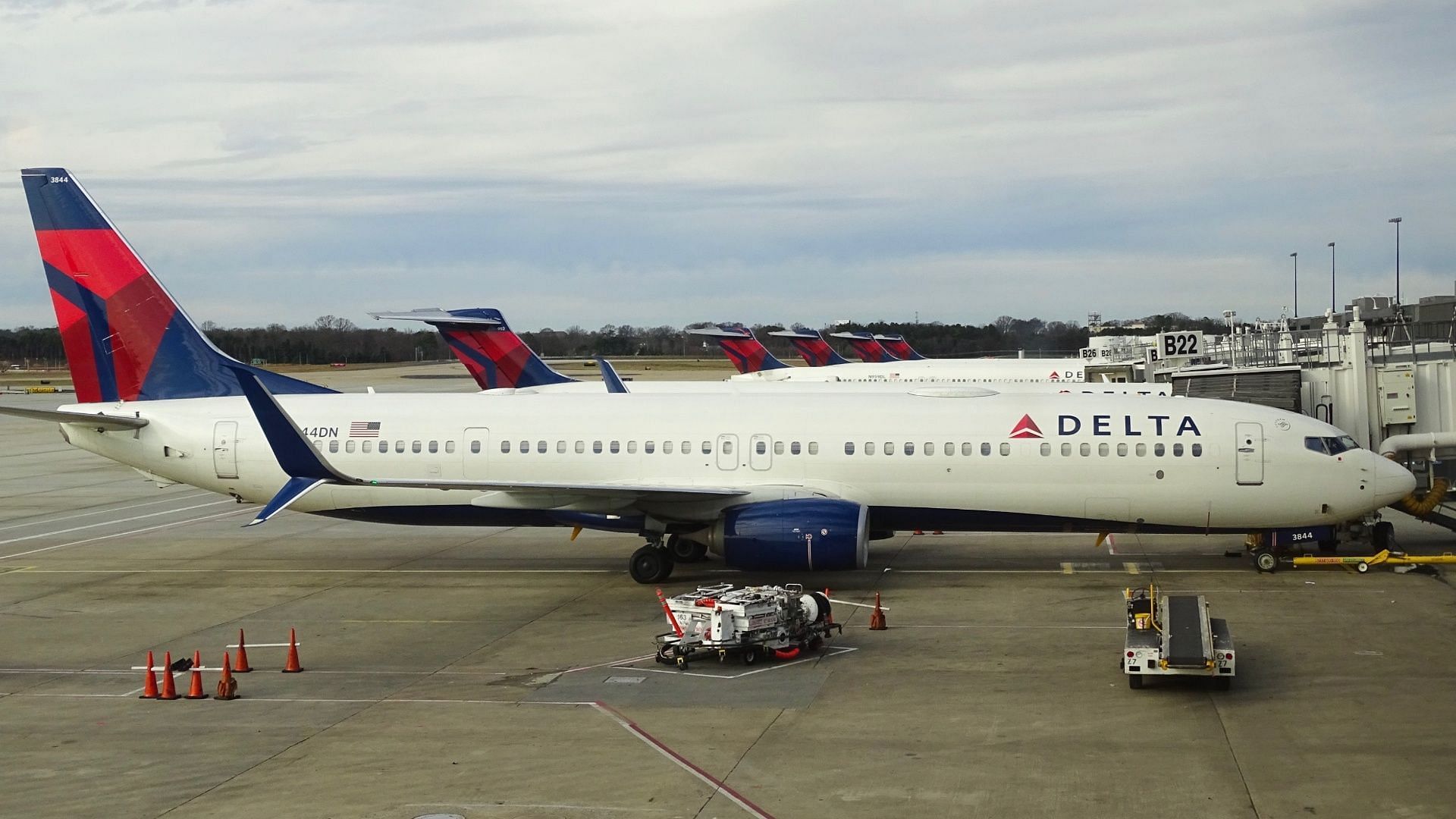 Delta Airlines passengers fainted due to extreme heat (Photo by Miguel &Aacute;ngel Sanz on Unsplash)