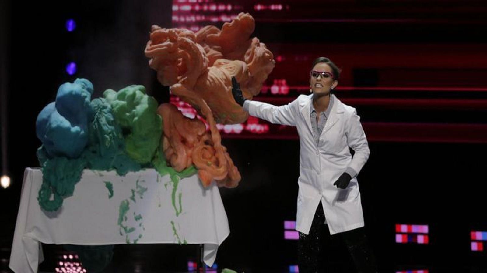 Camille Schrier performs a science experiment at the 2020 pageant (Image via YouTube)