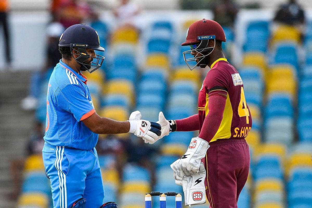 रोहित शर्मा ने पहले वनडे में अपने गेंदबाजों की जमकर तारीफ की (फोटो-बीसीसीआई ट्विटर)