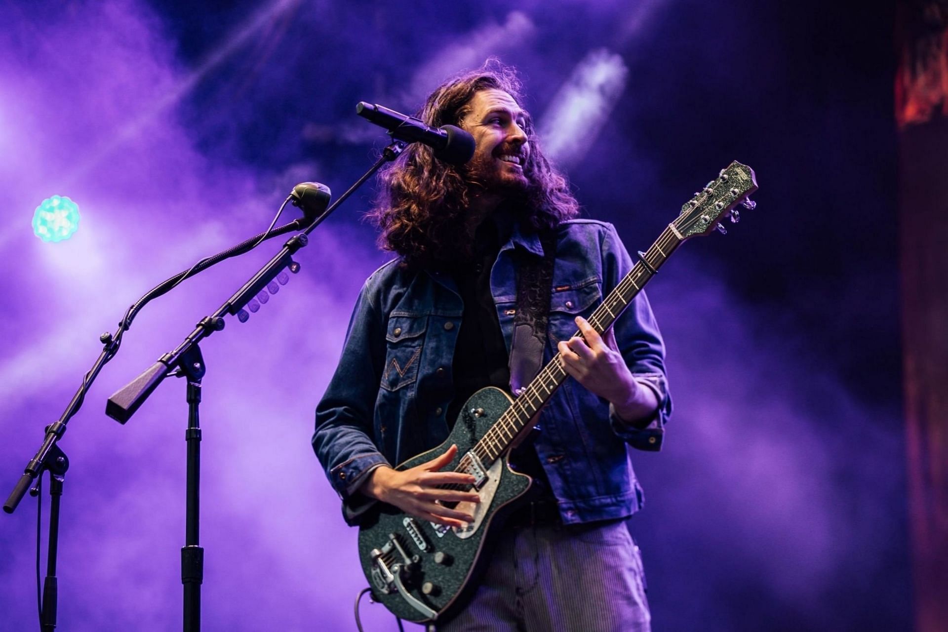 Hozier, one of the performers at GMA Concert, at the Cardiff Castle  in Cardiff, Wales on July 06, 2023 (Image via Getty Images)