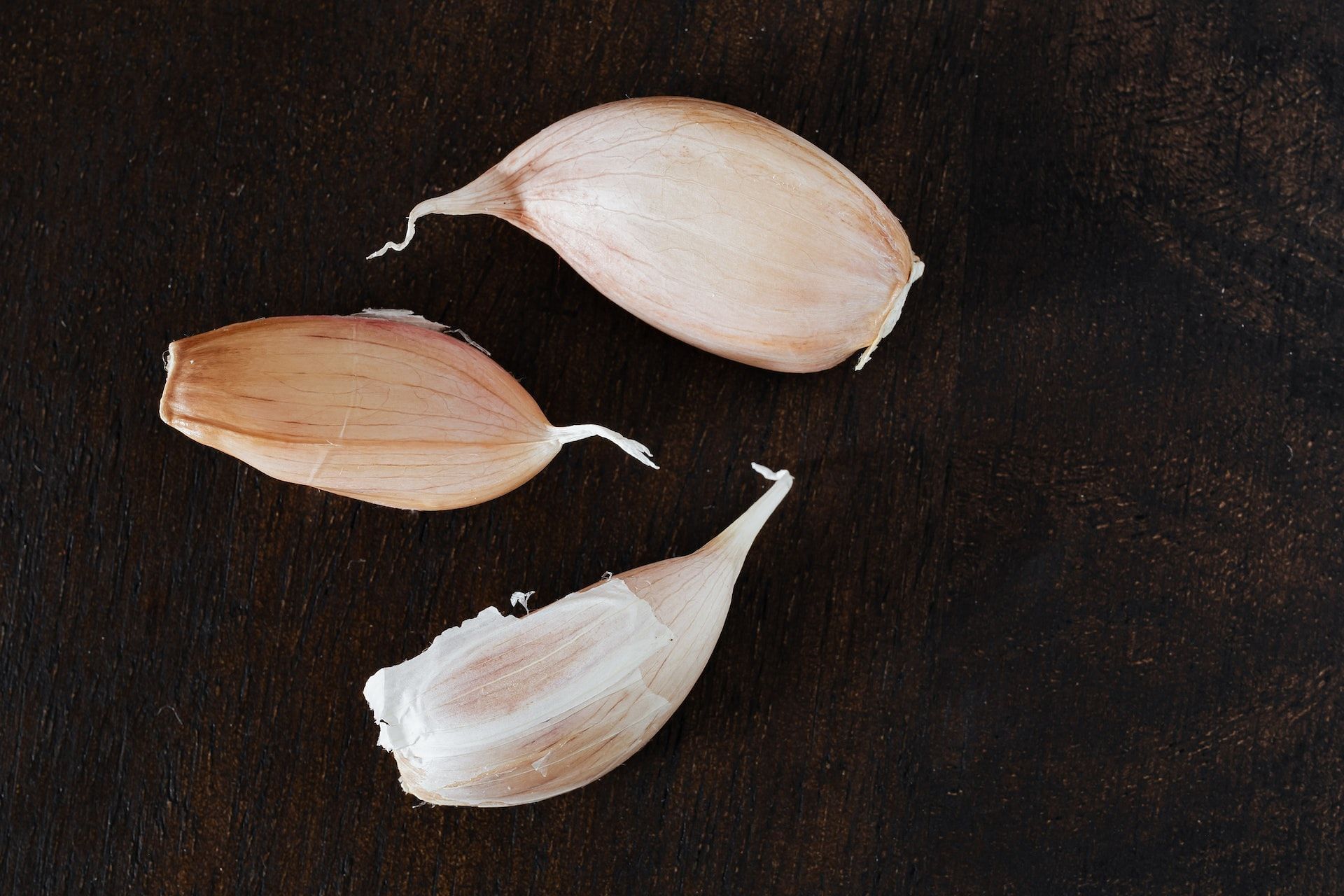 Garlic contains antimicrobial properties. (Photo via Pexels/Karolina Grabowska)