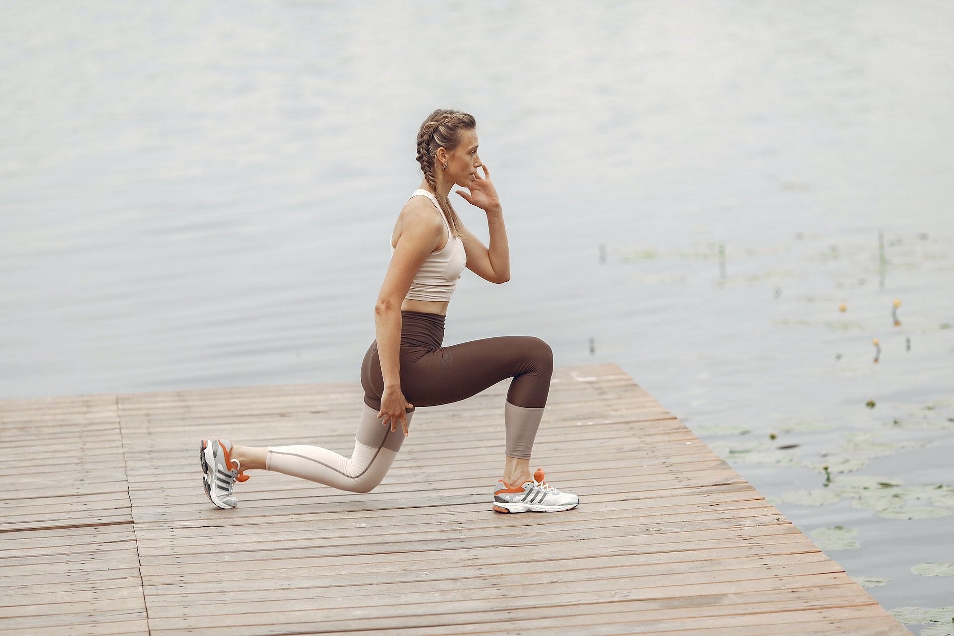 Static lunges target lower body muscles. (Photo via Pexels/Gustavo Fring)
