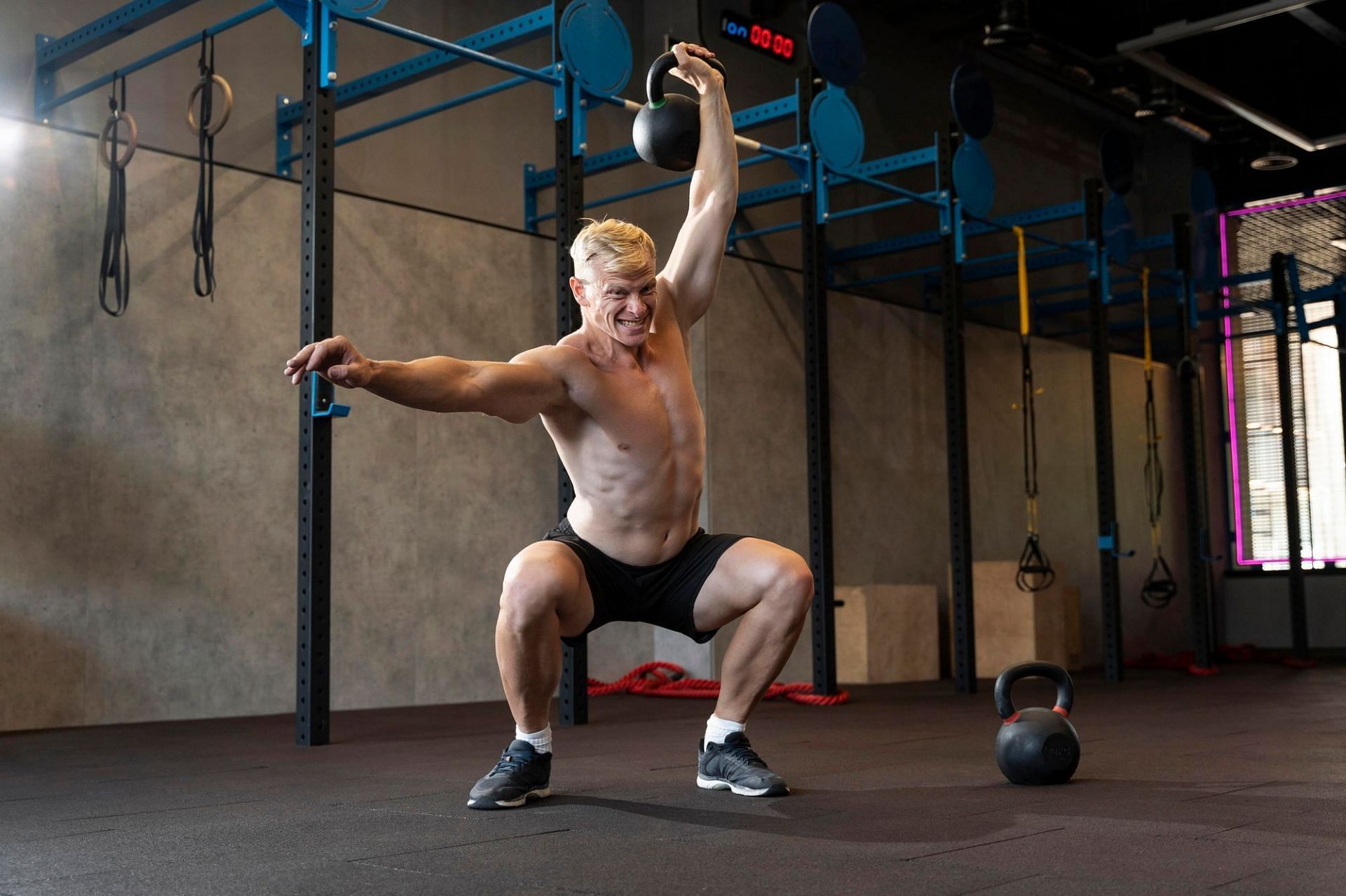 Add goblet squats in your thigh workouts. (Image via Freepik)