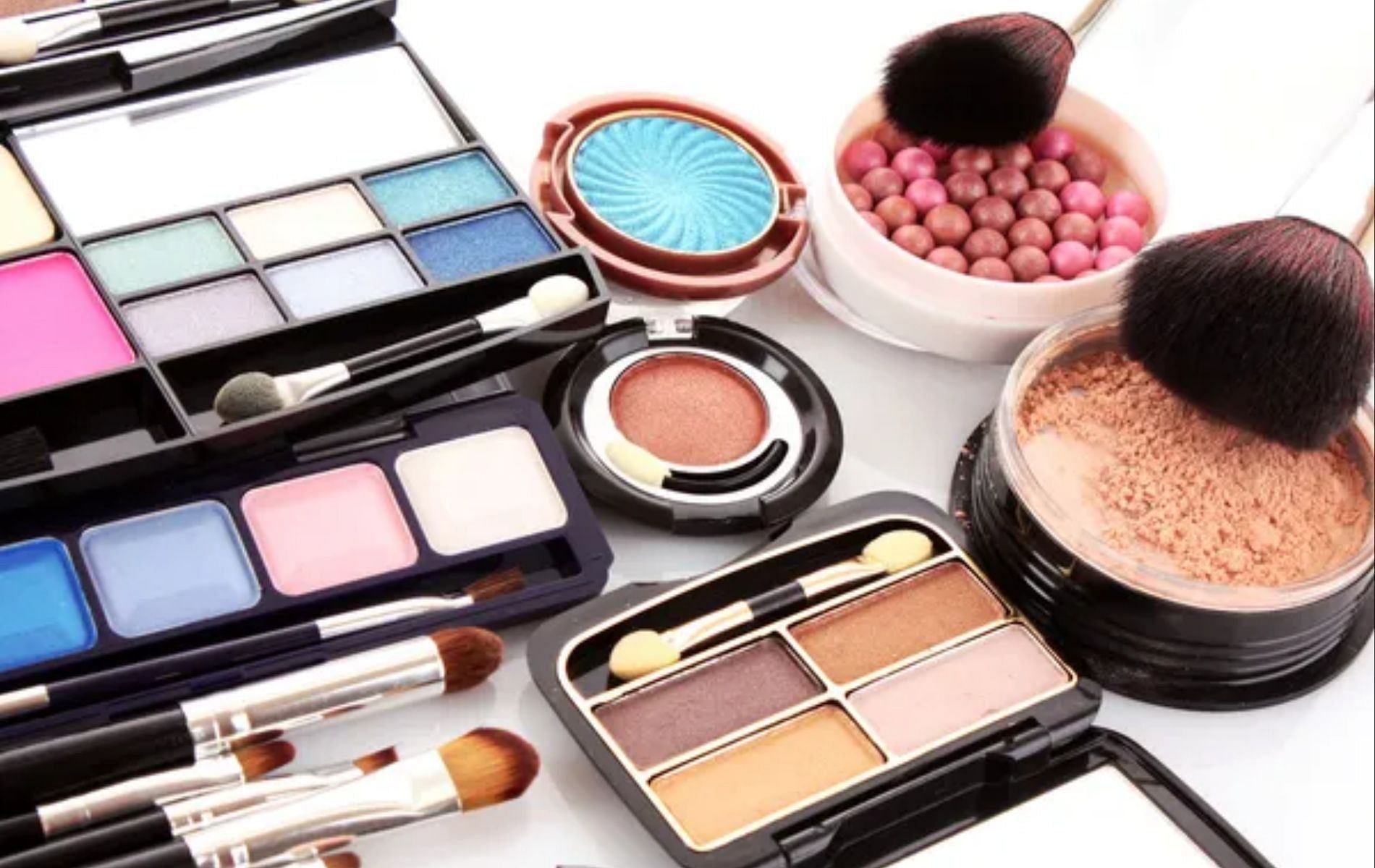 Heavy makeup clogs pores especially in humid weather (Image via Depositphotos)