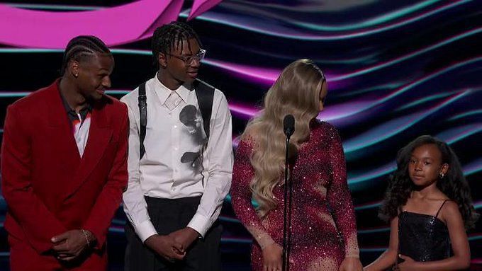 LeBron James Gushes Over His 'Queen,' Wife Savannah, on ESPYs Stage