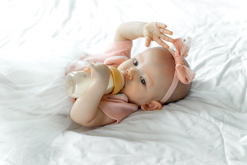 Keep you baby hydrated (Image via Freepik/Jcomp)