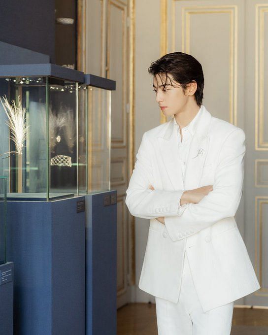 Cha Eunwoo's look for his visit to Chaumet's historic address wins the  internet: Shining brighter than those diamonds