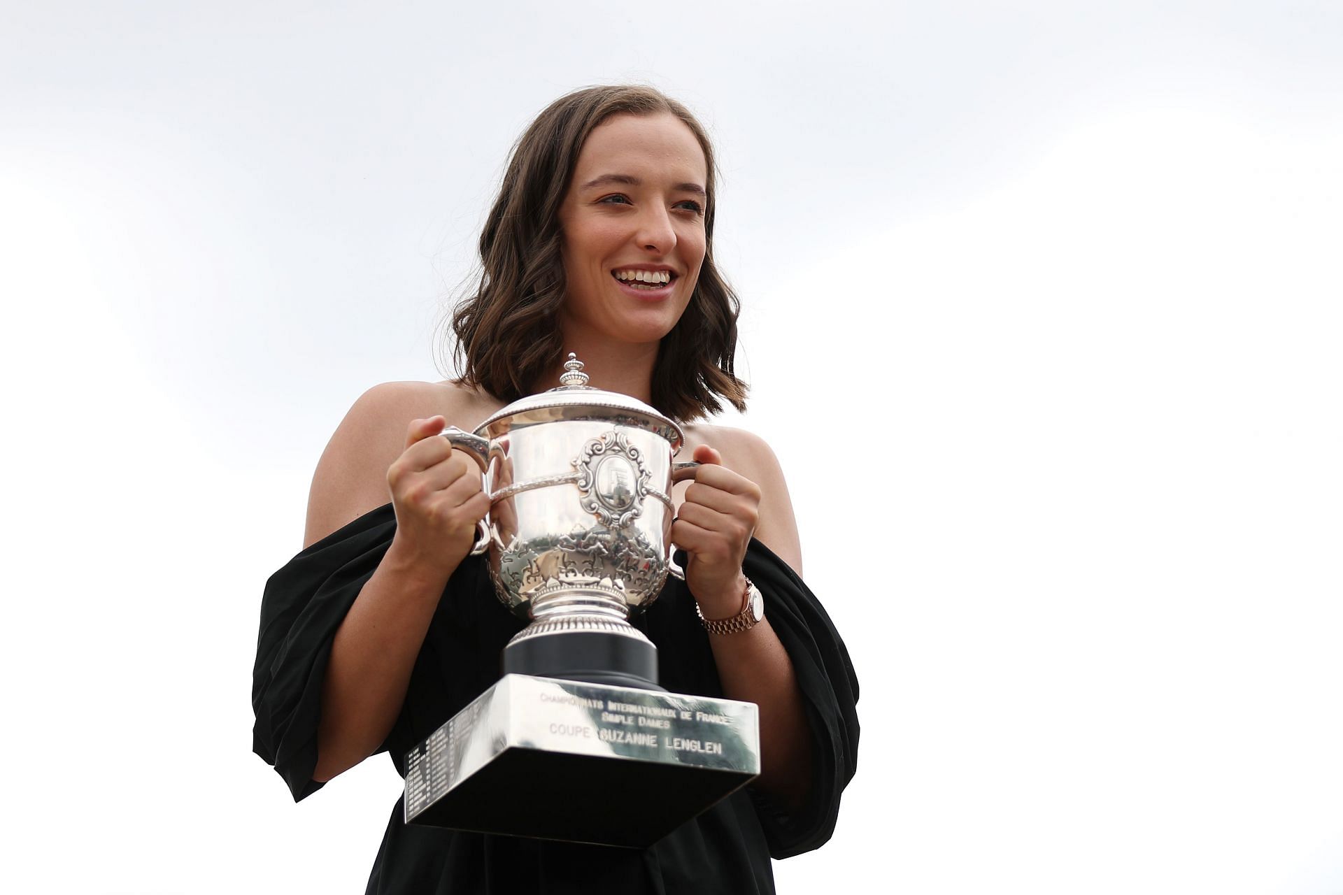 Iga Swiatek pictured with her French Open trophy.