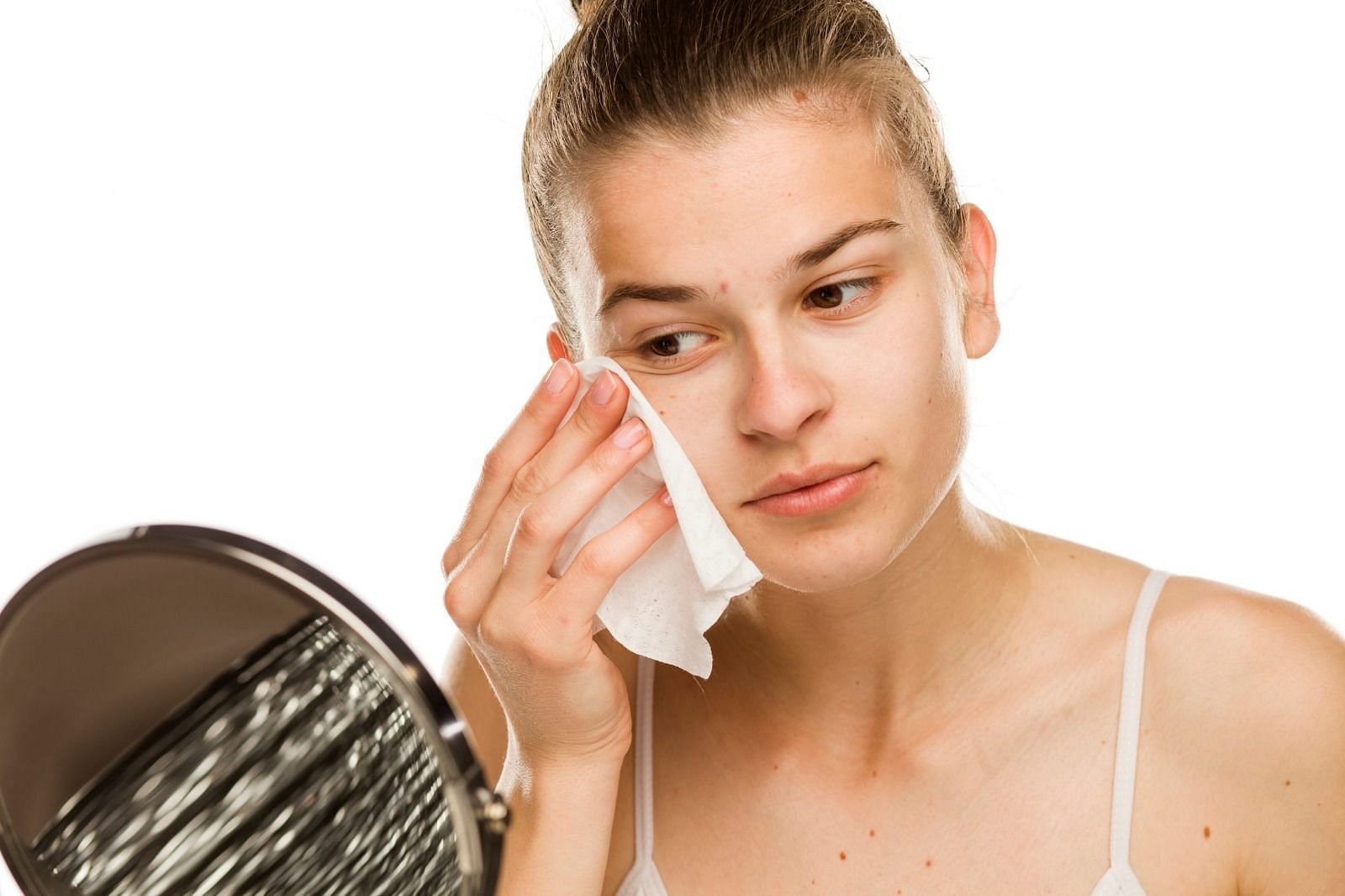 Make-up remover wipes - skincare essential (Image via Getty Images)