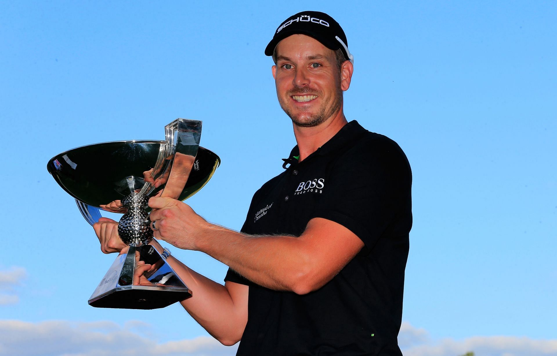 Henrik Stenson poses with the FedEx Cup trophy (Image via Getty)