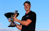 Henrik Stenson poses with the FedEx Cup trophy (Image via Getty)