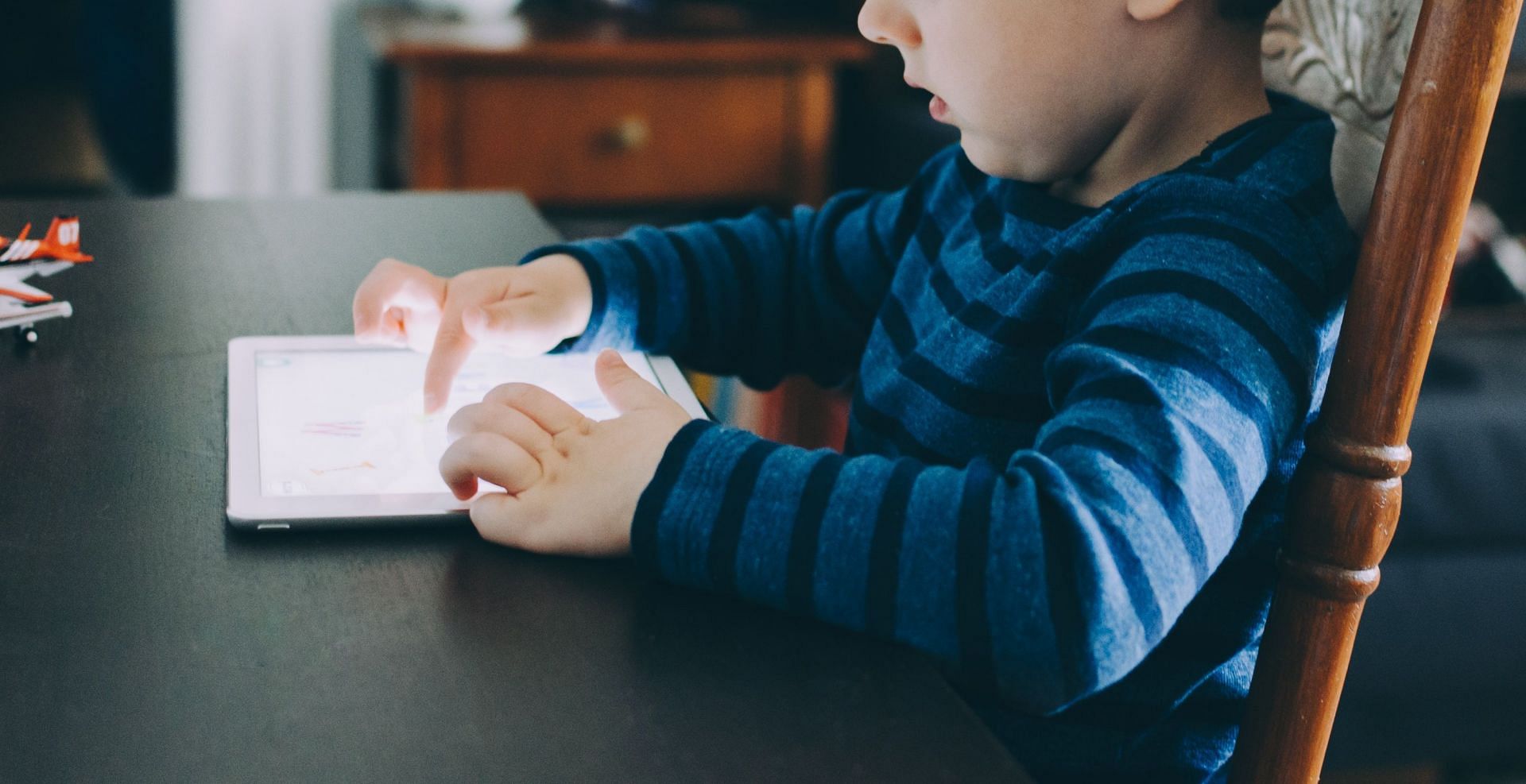 Prolonged screen time linked to developmental delays in kids. (Image via Unsplash/ Kelly Sikkema)