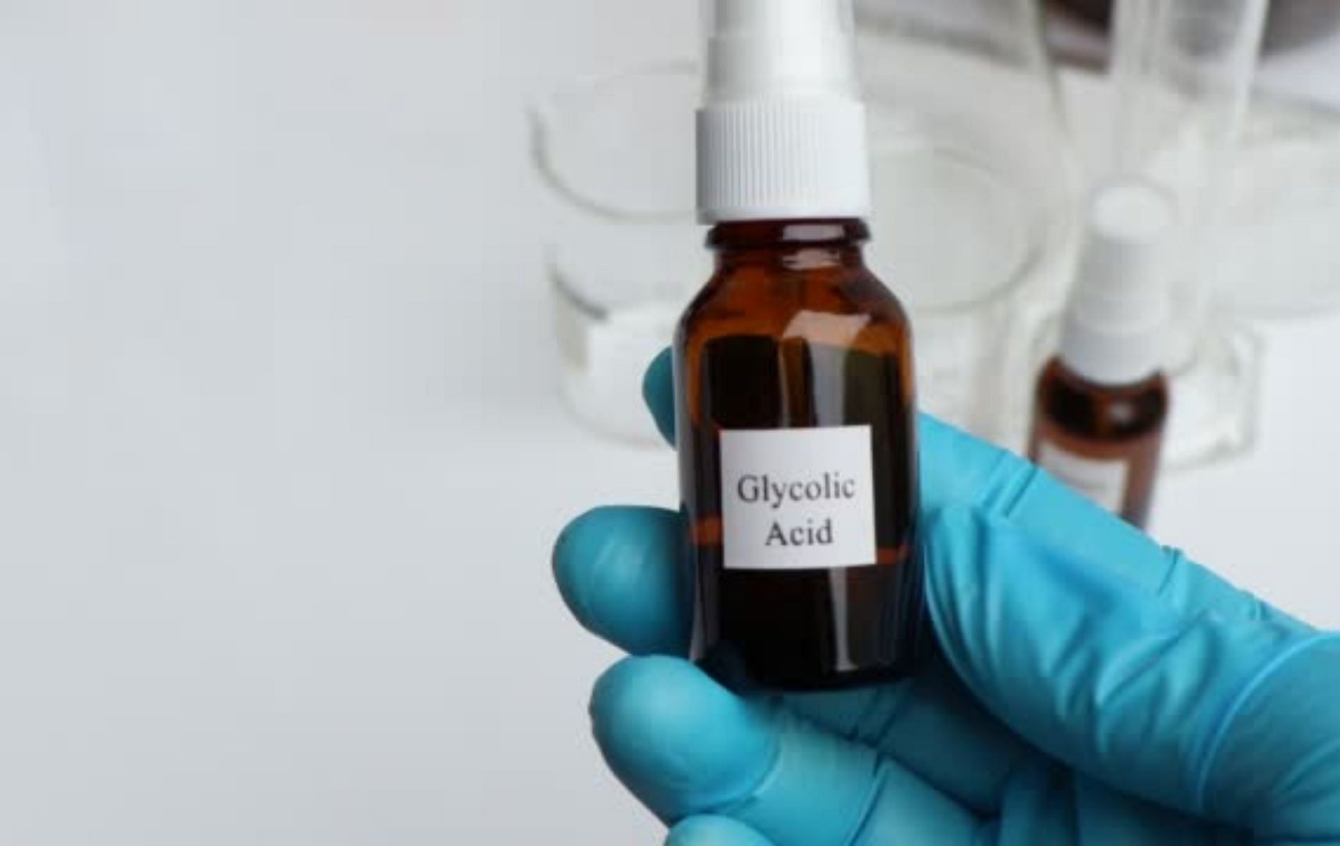 At-home chemical peeling treatments contain acids in lower concentrations (Image via iStockphoto)