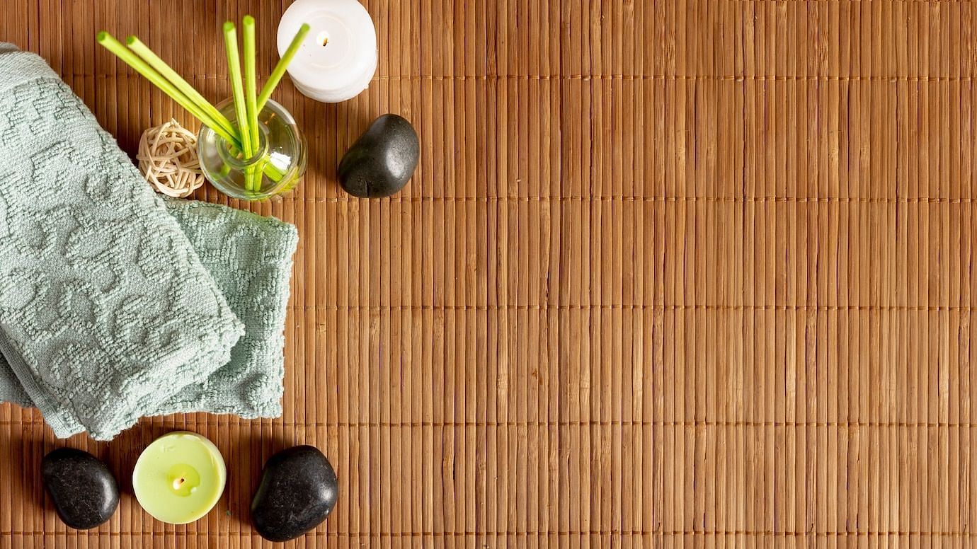 The massage therapist expertly employs bamboo sticks to impart various amounts of pressure and movements. (Image via Freepik)