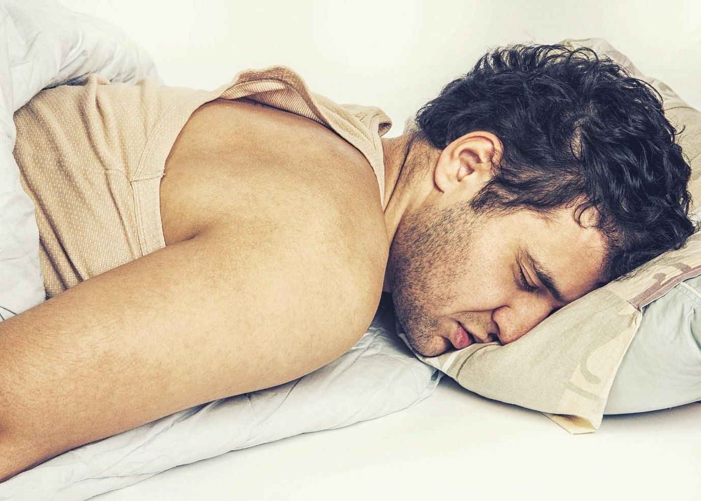 Hot Sleeper&rsquo;s Guide to Have a Sweat-free Sleep (Image by fxquadro on Freepik)