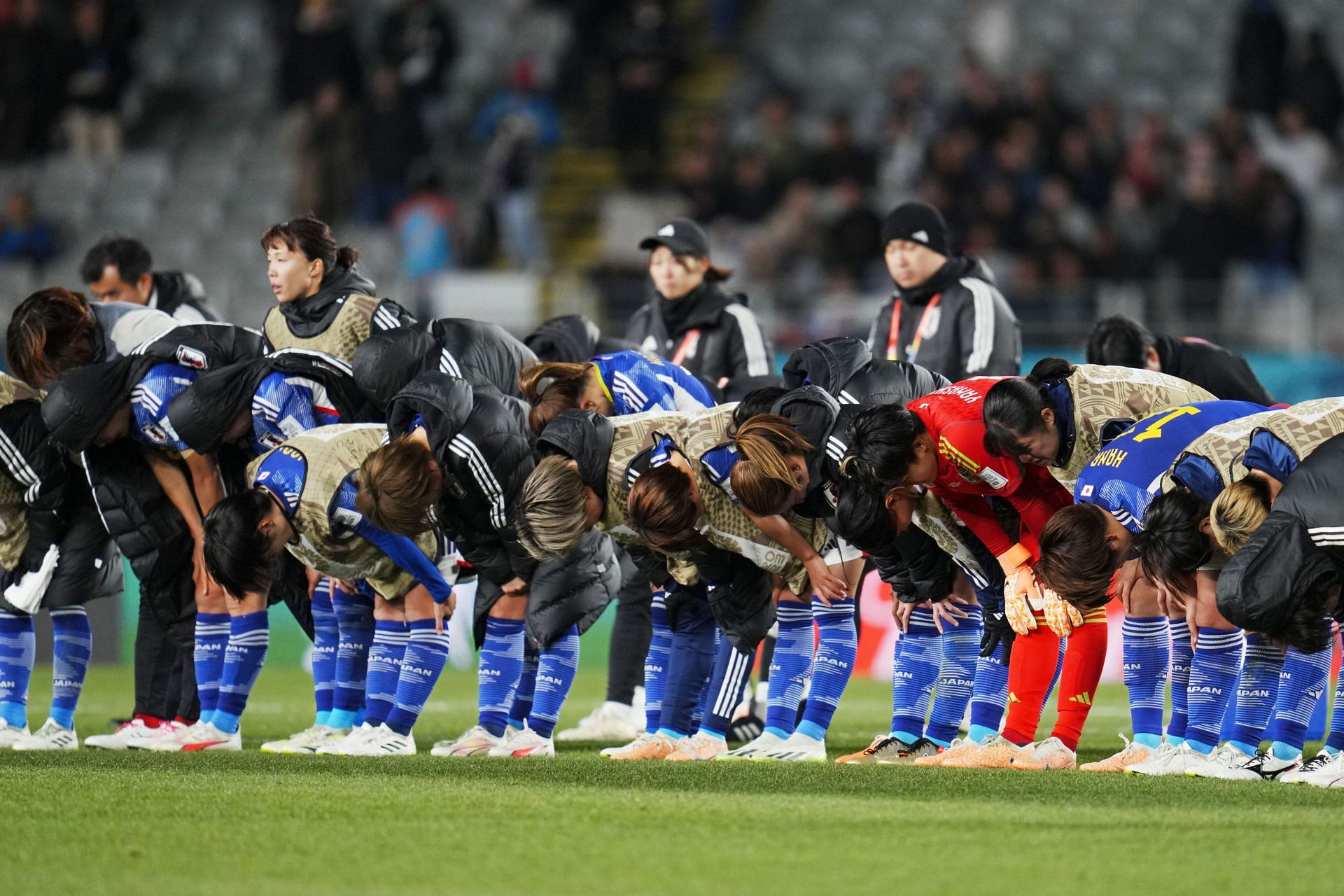 हार के बाद भी जापानी टीम ने स्टेडियम में मौजूद दर्शकों का अभिवादन किया।