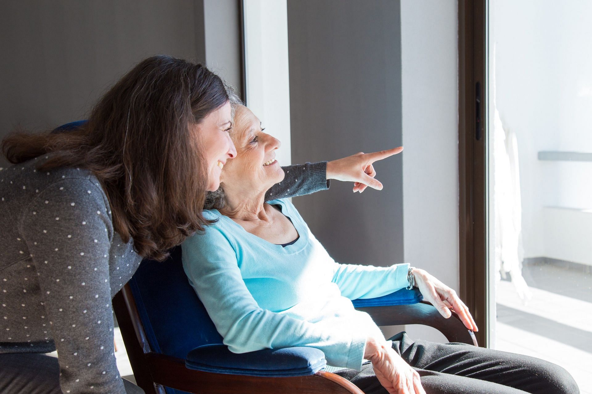 Caring for someone with dementia, is an incredible journey that one takes up with patience and care. (Image via Freepik/ Katemangostar)