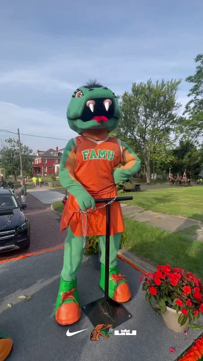 2023 Pro Football Hall of Fame parade underway in Canton 