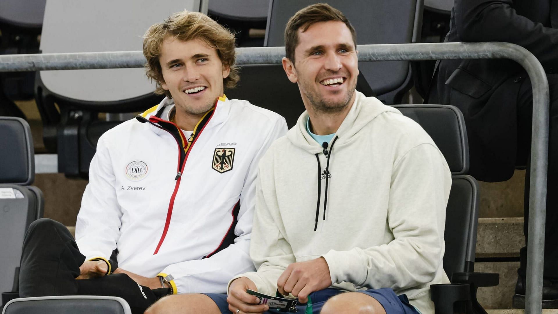 Alexander Zverev had the perfect gift for his older brother Mischa Zverev on the latter