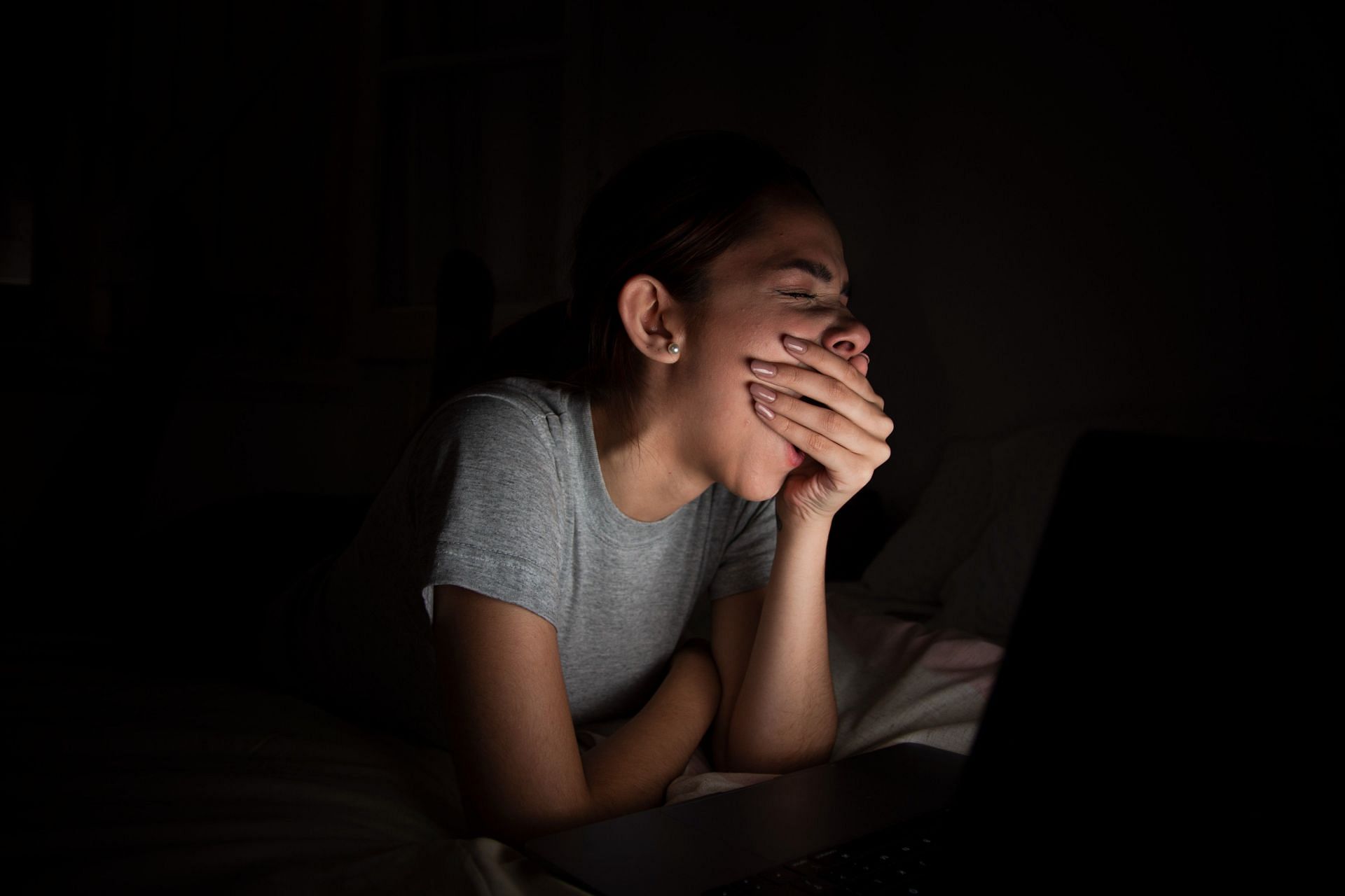 Anxiety at night can be a daunting experience for many. (Image via Freepik/ Freepik)
