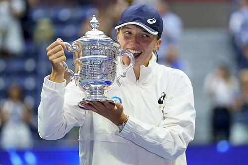 Iga Swiatek with the US Open 2022 trophy