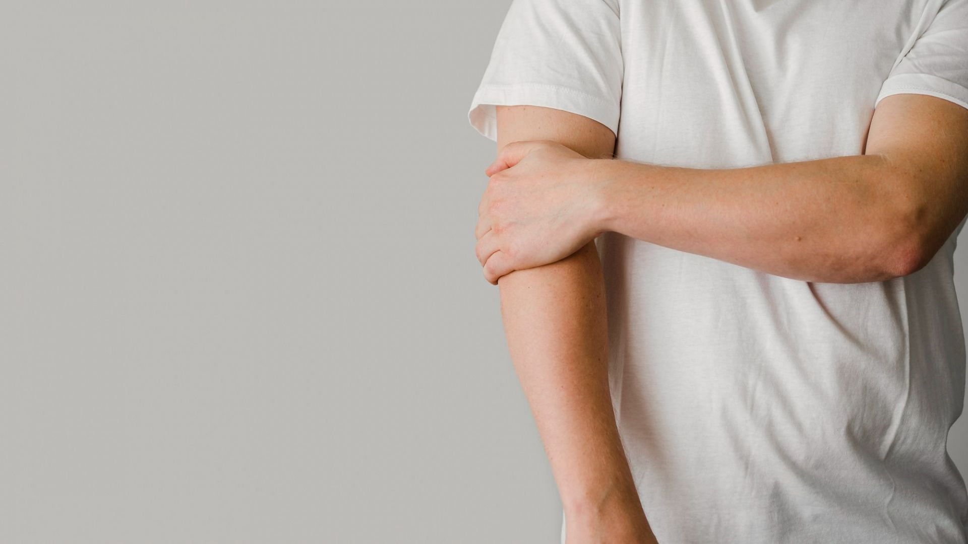 Sprain in elbow can slow down your elbow movements (Image by Freepik)