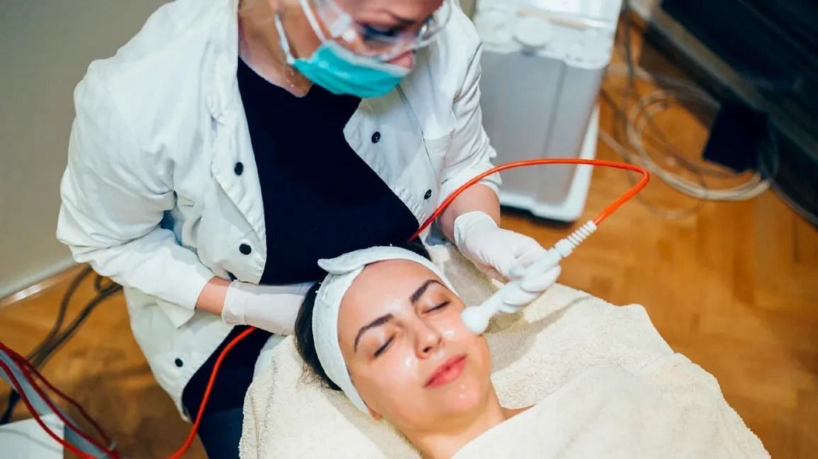 Radio frequency skin tightening (Image via Getty Images)