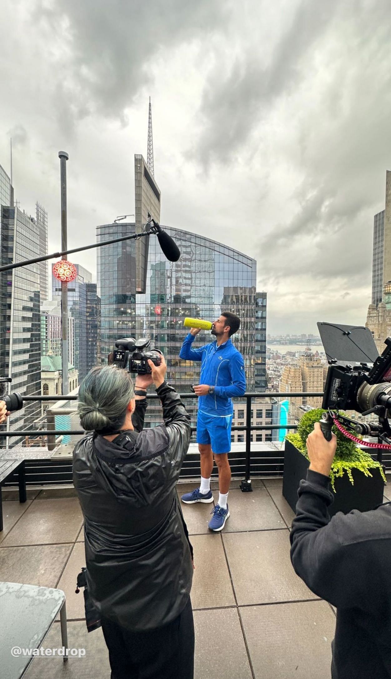 The 23-time Major winner gets papped while holding Waterdrop&#039;s sipper