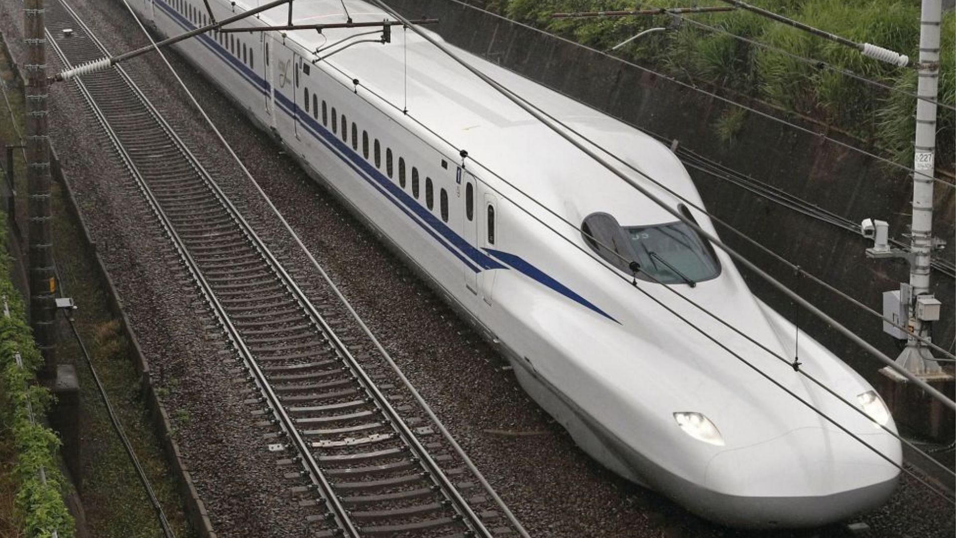 Which wrestling veteran will be wrestling on a bullet train?