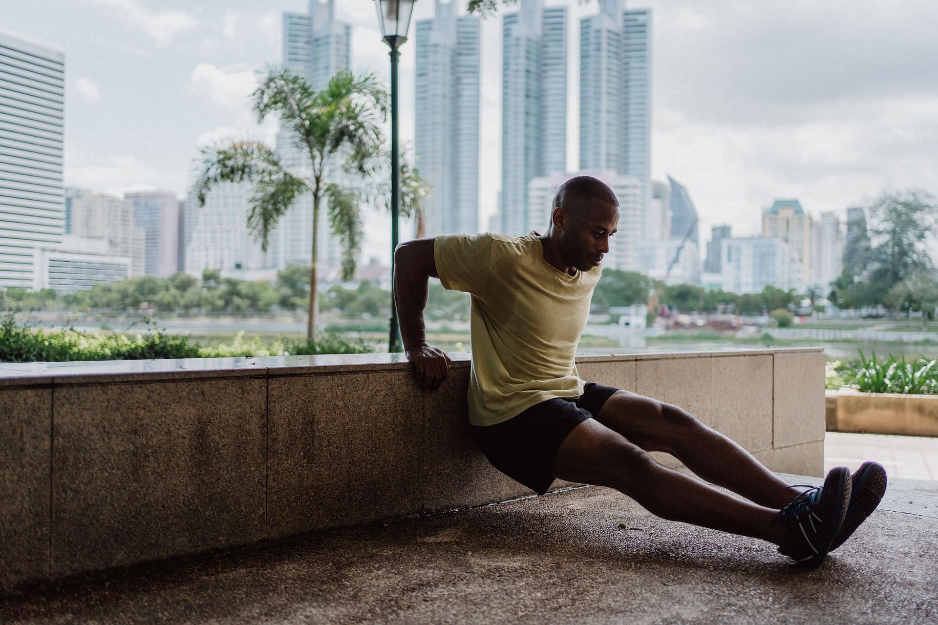 Full body reverse dips (Image via Pexels/Ketut Subiyanto)