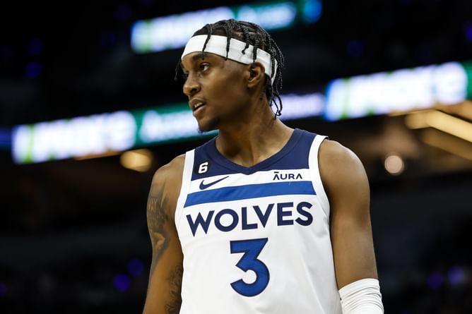“Tweakin his height for peak performance” - Jaden McDaniels recording abrupt growth spurt has NBA fans reacting hilariously