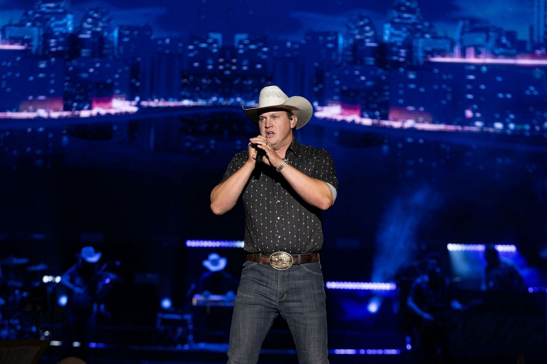 Jon Pardi at the Country Thunder Music festival in Twin Lakes, Wisconsin on  July 21, 2023 (Image via Getty Images)