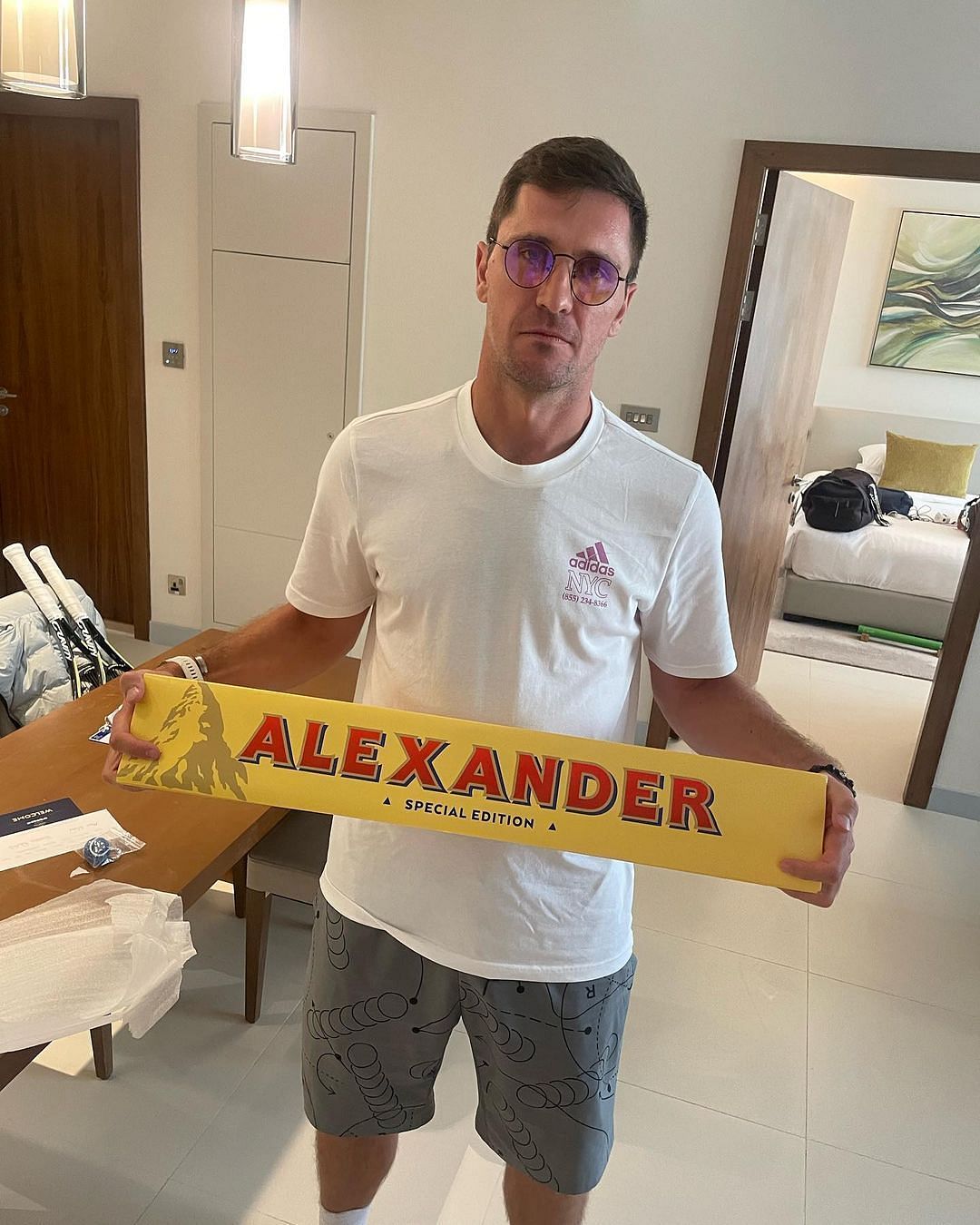 Alexander Zverev gifted a giant Toblerone bar to Mischa Zverev