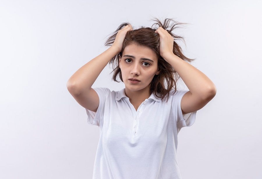 What causes scalp acne? (Image via Freepik/Stockking)