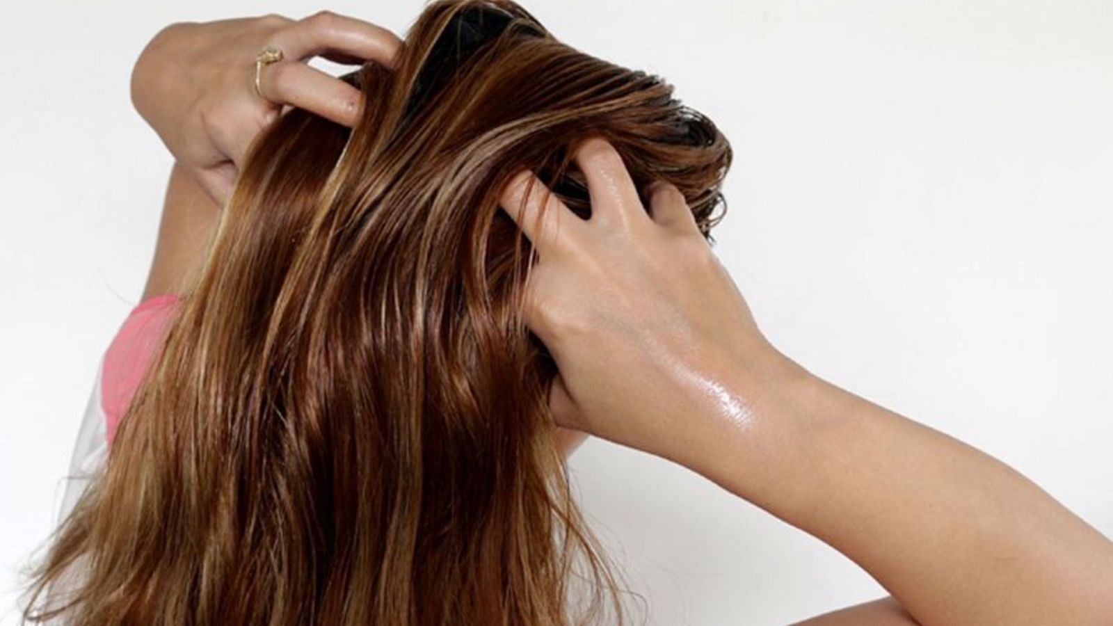 Coconut oil for dry scalp (Image via Getty Images)