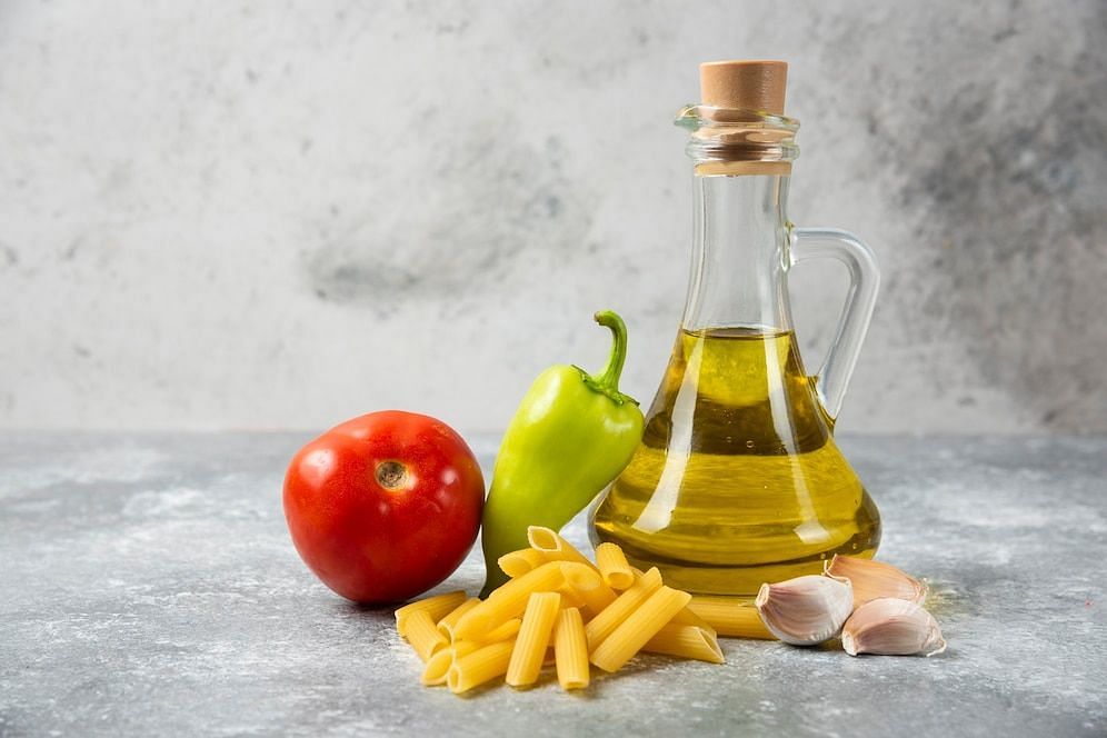 The essential to oil things food (Image via Freepik/azerbaijan_stocks)