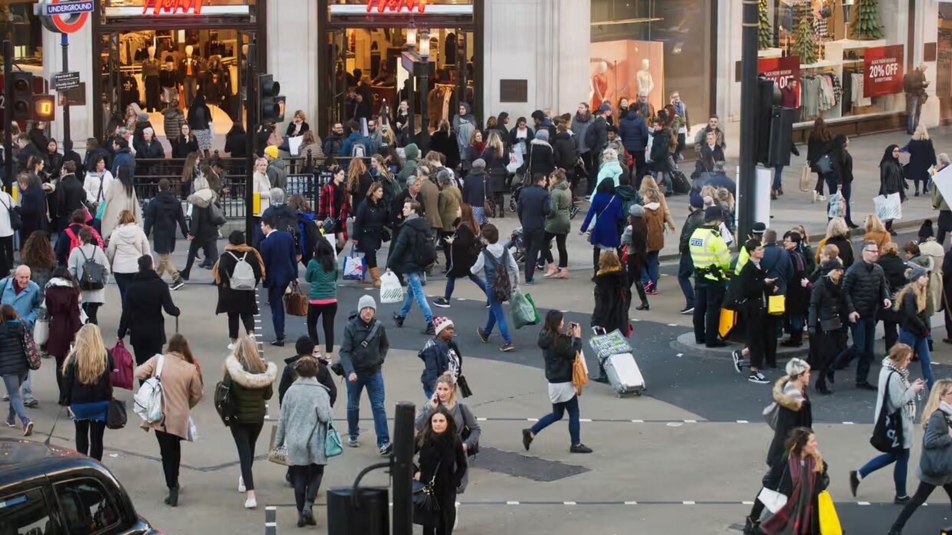 TikTok-provoked mass disruption on Oxford Street makes netizens distressed. (Image via Linda Nylind)