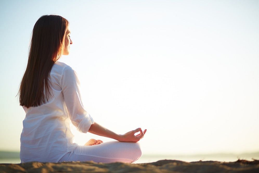 Health benefits of morning meditation (image via freepik/pressfoto)