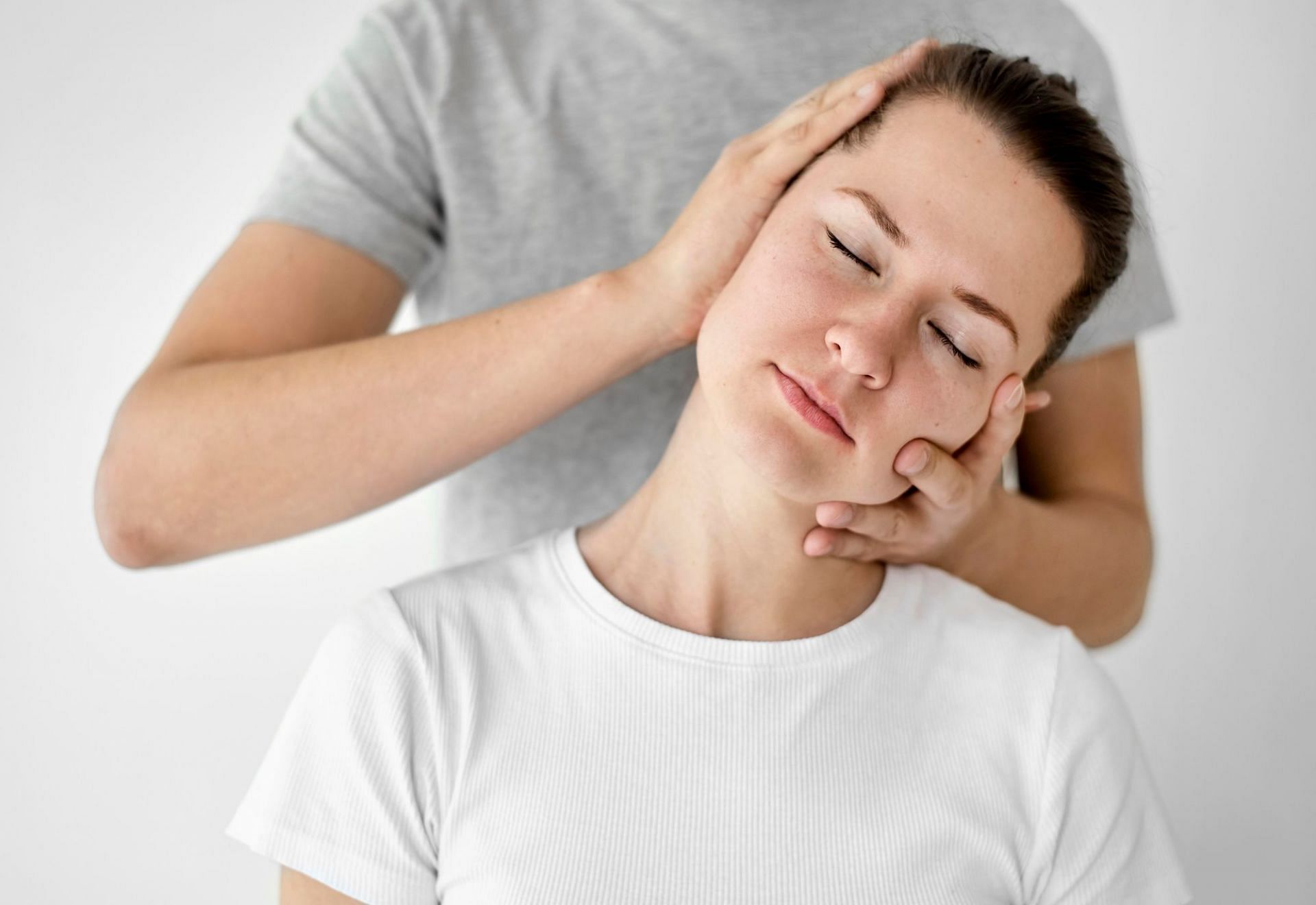 Neck massage. Image credits: (Freepik)