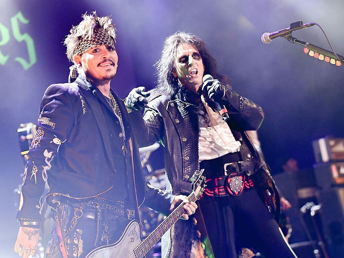 Alice Cooper and Johnny Depp on a Hollywood Vampires&#039; Tour (image via The Mirror)