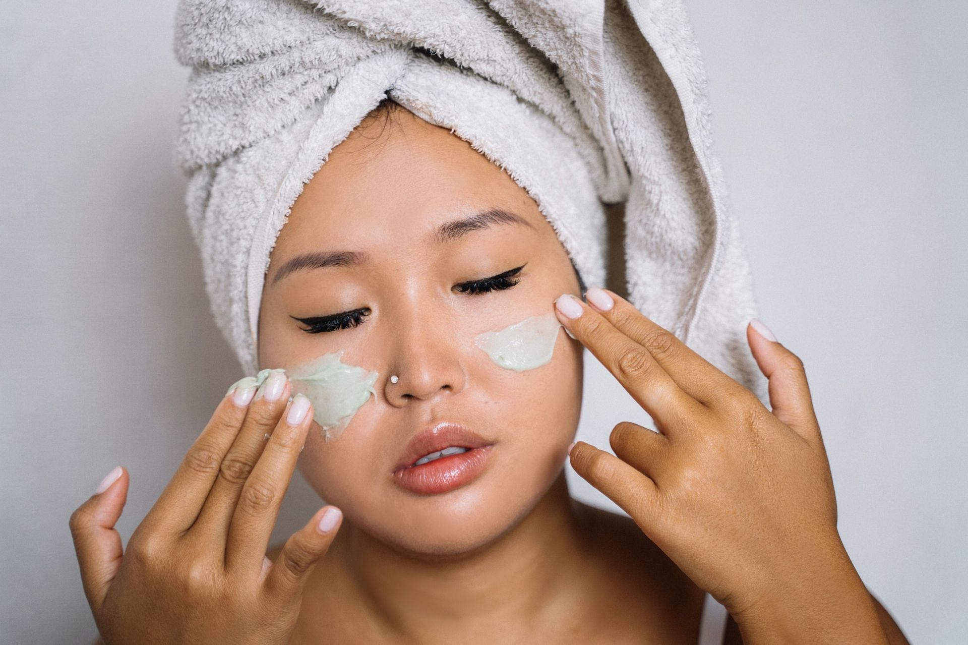 Best skin care routine for hyper pigmentation (Image via Pexels / Anna Tarazevich)