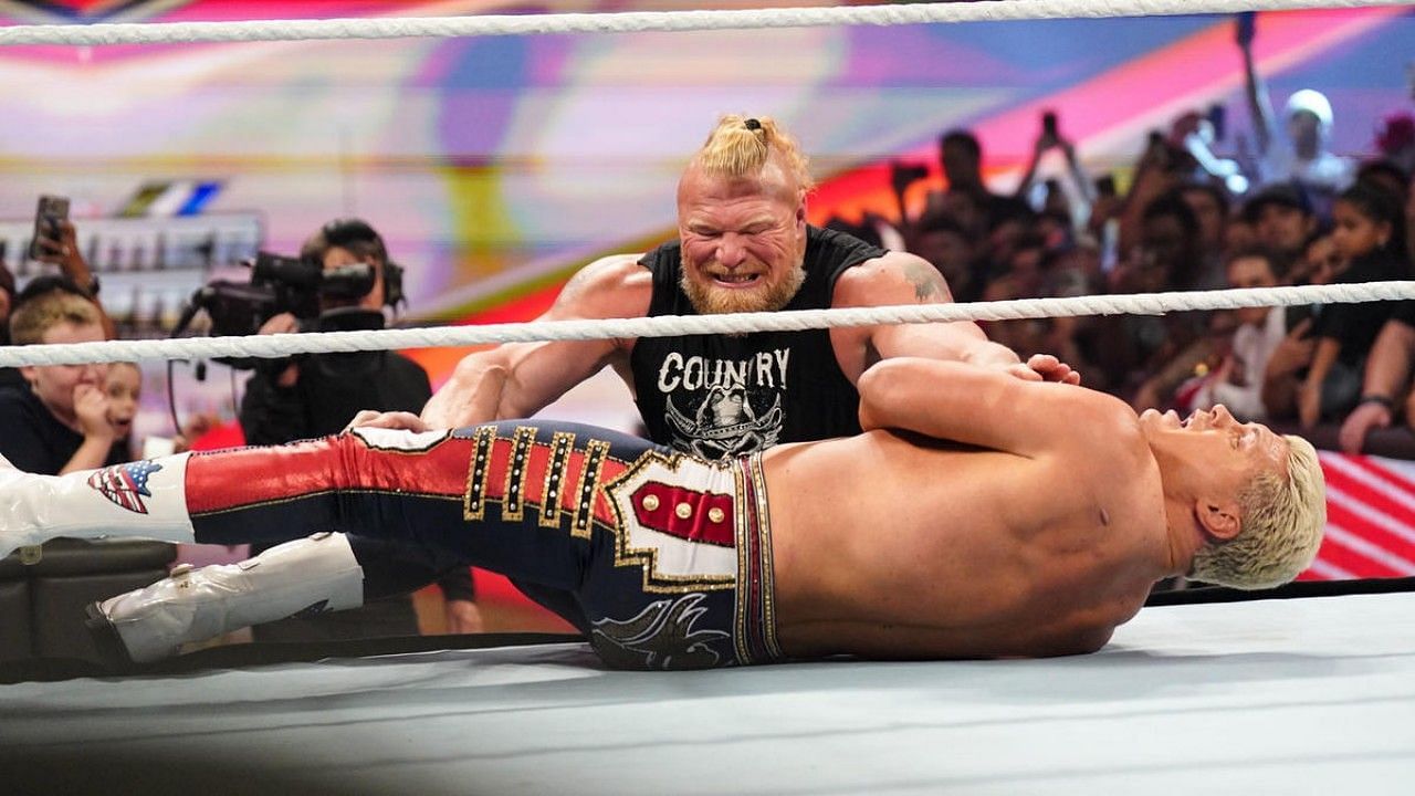 WWE सुपरस्टार्स ब्रॉक लैसनर और कोडी रोड्स 