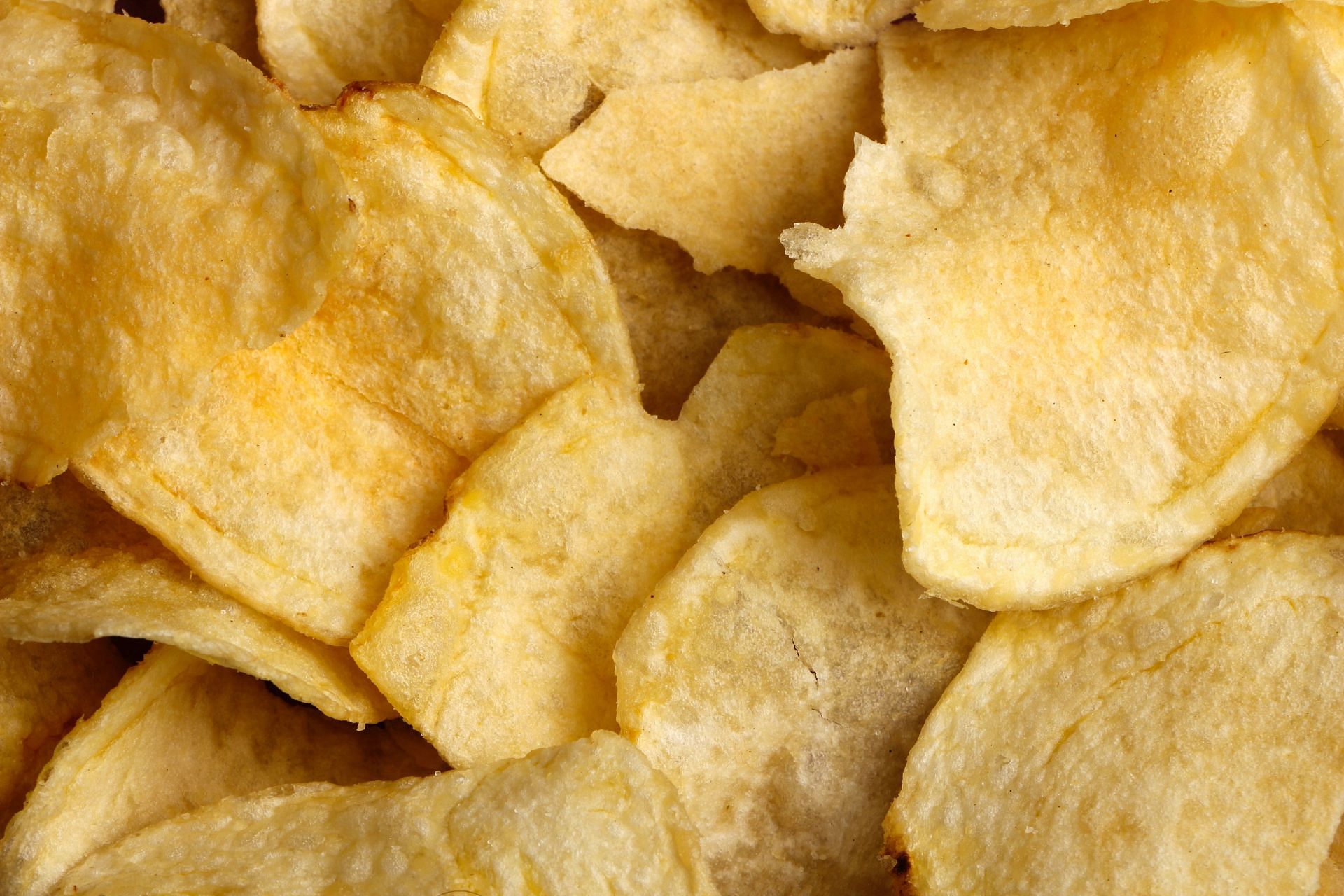 Potato chips contain harmful oils and chemicals (Image via Unsplash/Mustafa Bashari)