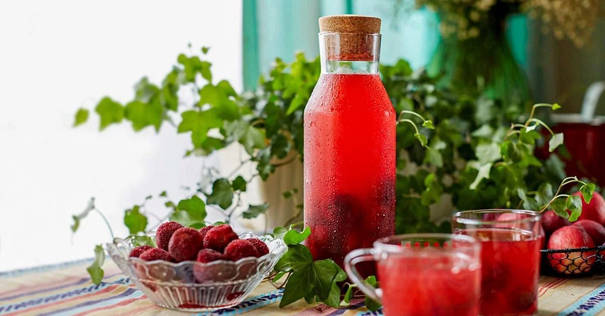 Cranberry juice for kidneys (Image via Getty Images)