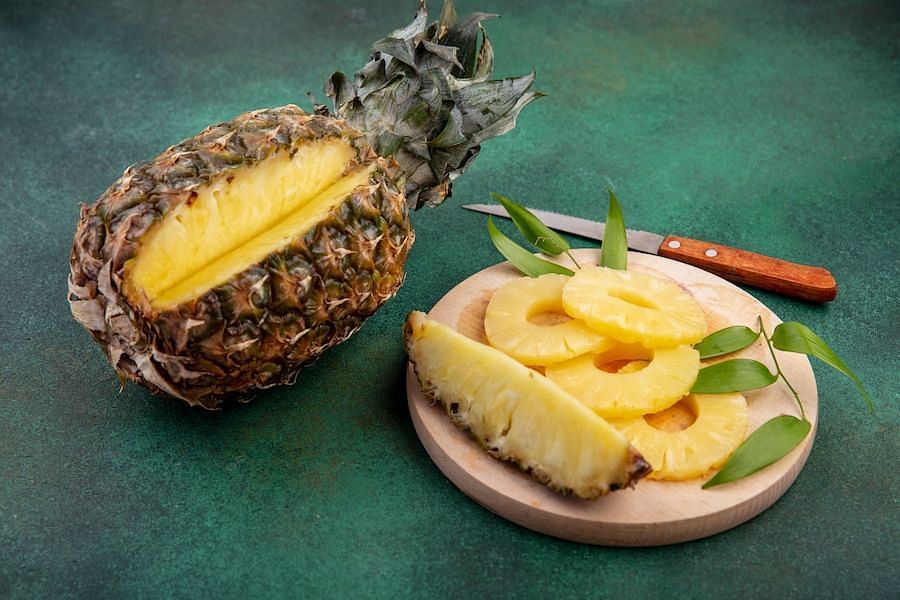 Bromelain in pineapples (Image via freepik/stockking)